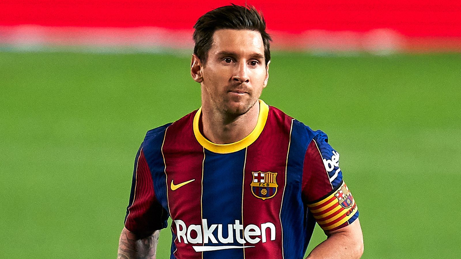 Messi sở hữu sức mạnh thân trên đáng kể, cùng với trọng tâm thấp và khả năng giữ thăng bằng