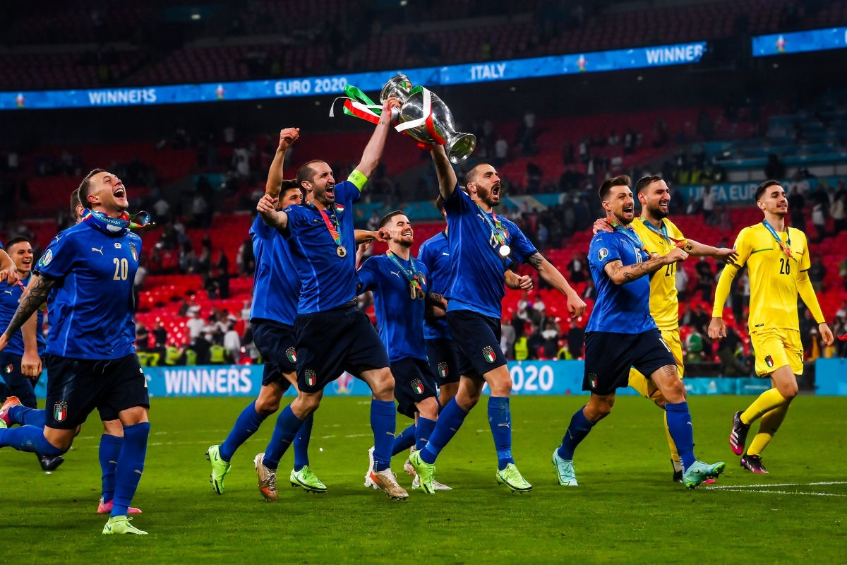 Dành cúp Euro, bóng đá nước Ý mở ra một trang sử mới