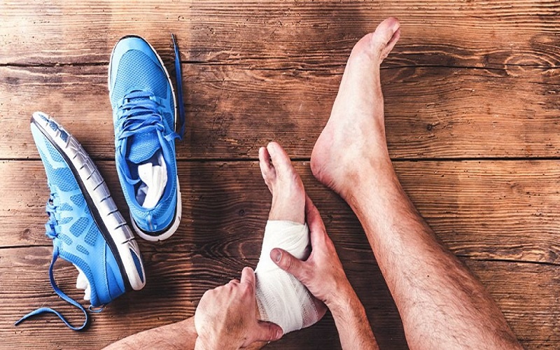 Người chơi bóng rổ thường dễ bị lật cổ chân