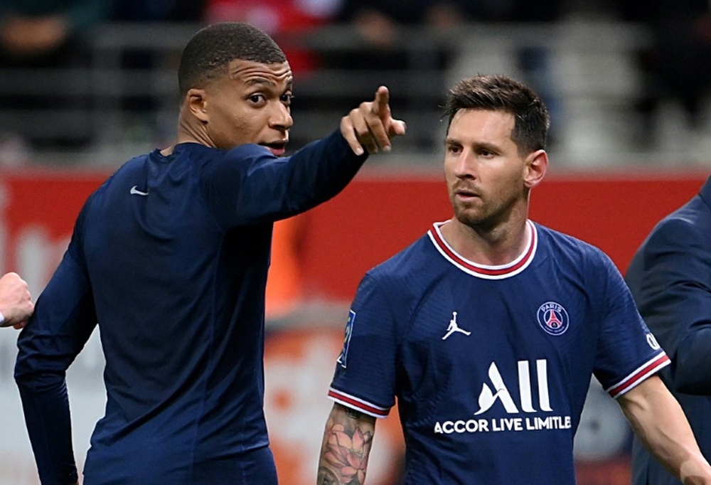 Hình ảnh Messi và Kylian Mbappe trong trận đấu gặp Lyon