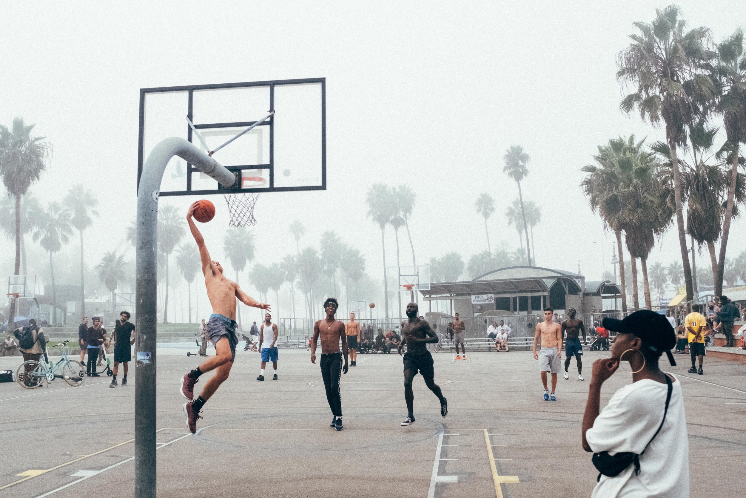 Chơi bóng rổ đường phố có rất nhiều điểm thú vị và khác biệt hơn so với bóng rổ chuyên nghiệp